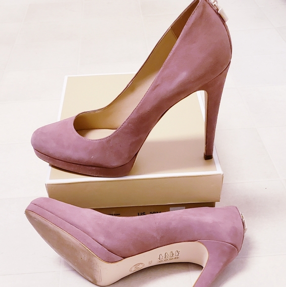 9.5 Like new locked heels suede pumps by MICHAEL Michael Kors - Picture 2 of 10